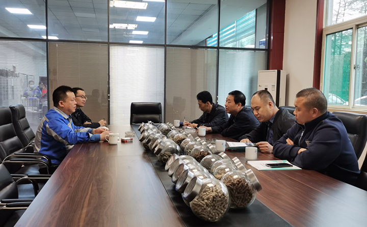 與集團總經(jīng)理孫寧波及部門負(fù)責(zé)人座談，就項目建設(shè)、環(huán)境影響、補貼政策等內(nèi)容進行了探討交流