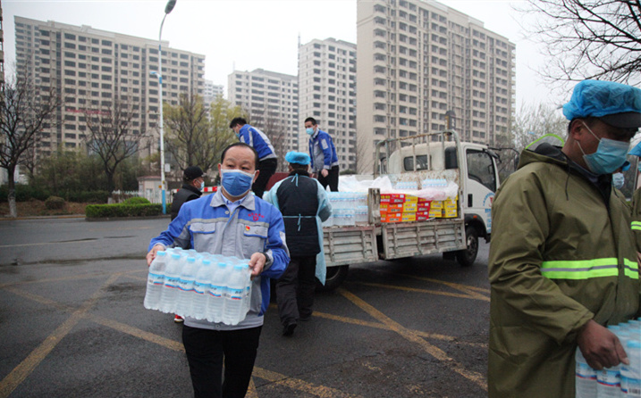 2月25日，山東金格瑞機械有限公司派代表來到齊魯師范學院捐贈防疫物資，保障校園防疫物品備足備齊，助力學校的疫情防控工作。