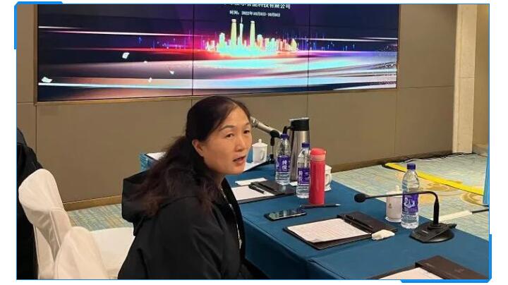 集團財務(wù)總監(jiān)劉清華在聽取了銷售部門的數(shù)據(jù)對比與銷售人員的分析后，她提出應(yīng)該加強客戶的銷售服務(wù)