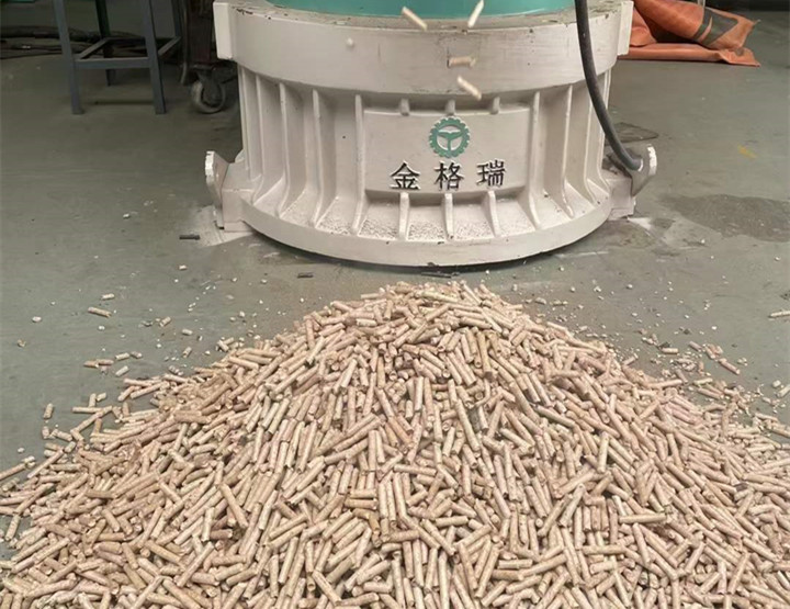 木屑顆粒機(jī)加工環(huán)保燃料顆粒，用綠色昭示未來